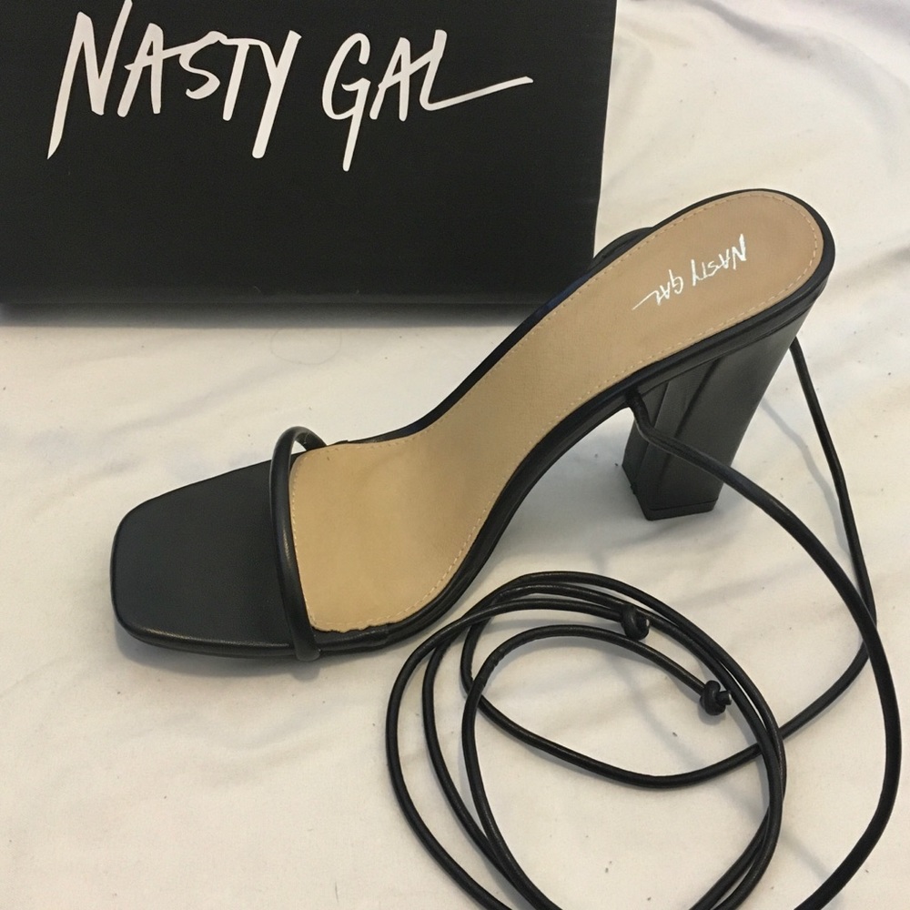 BLACK HIGH HEELS